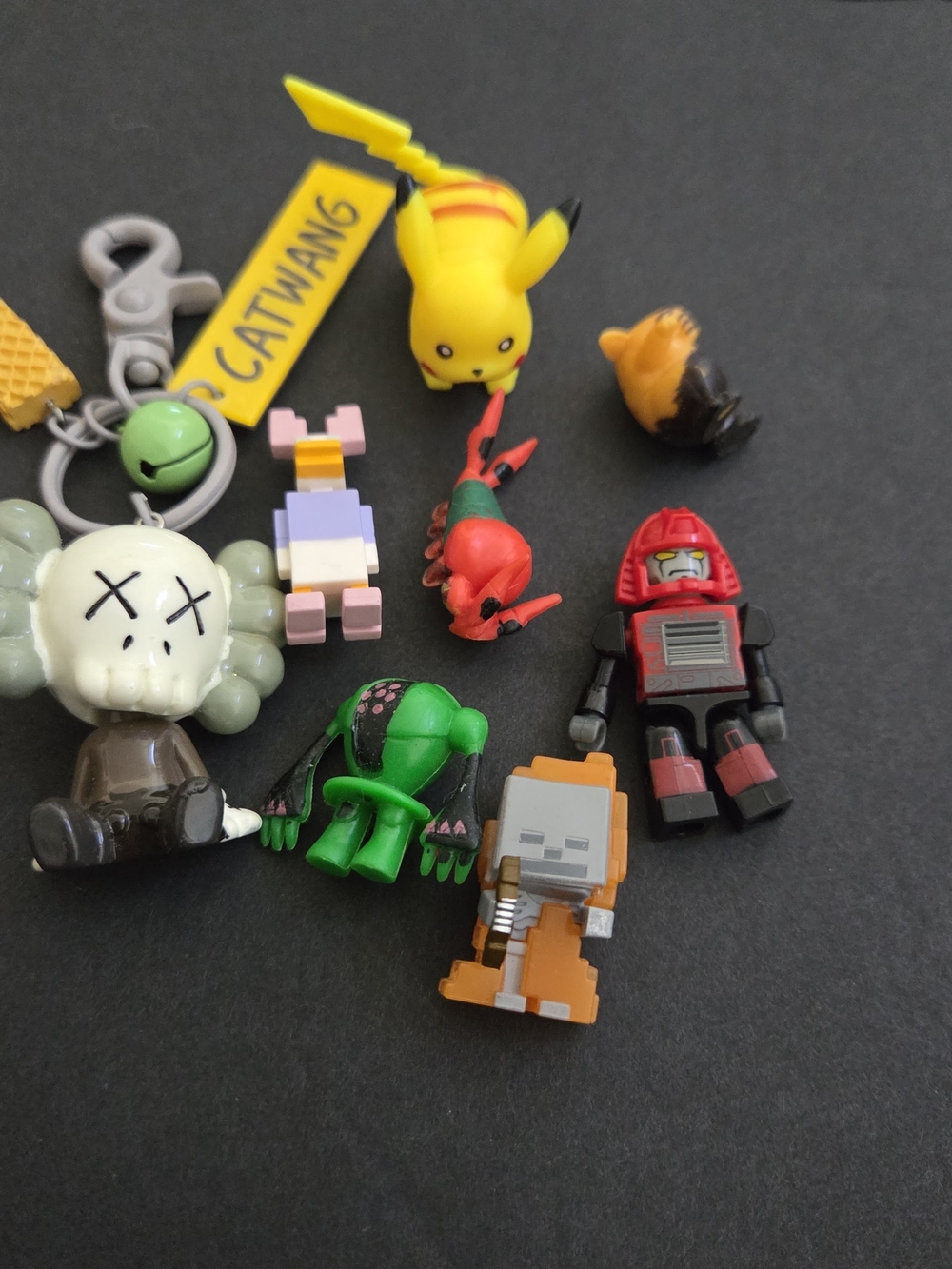 Miniature Figurines Lot Of 7 W/keychain